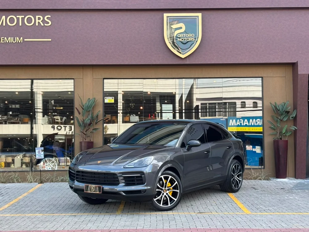 Porsche Cayenne Coupé cinza diante da fachada da Portoro