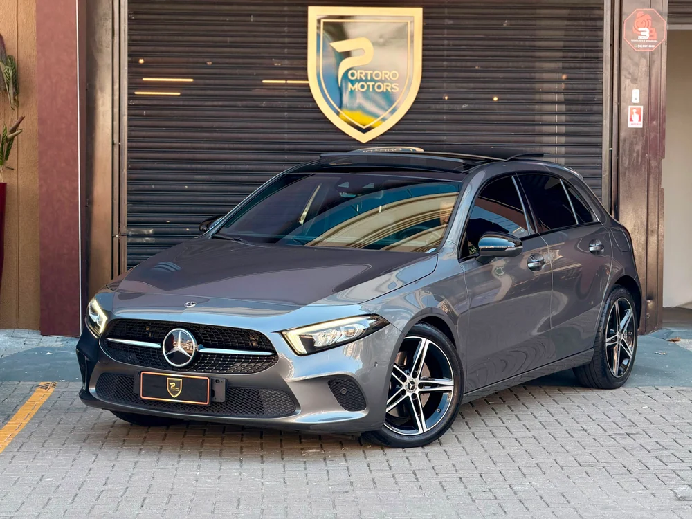 Mercedes-Benz A250 cinza em frente à Portoro Motors